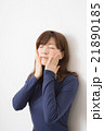 肌を触る20代女性 21890185