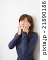 肌を触る20代女性 21890186
