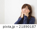 肌を触る20代女性 21890187