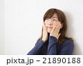 肌を触る20代女性 21890188