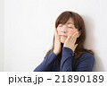 肌を触る20代女性 21890189