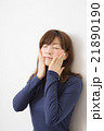 肌を触る20代女性 21890190