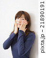 肌を触る20代女性 21890191