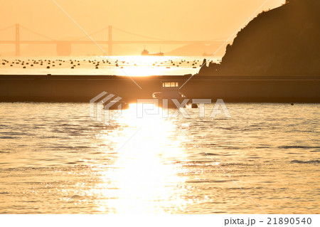 直島から望む夕日と小島 21890540