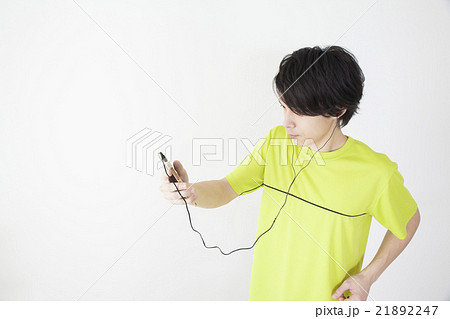 音楽を聴きながらランニングする男性 21892247