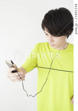 音楽を聴きながらランニングする男性 音楽を聴きながらランニングする男性 21892248