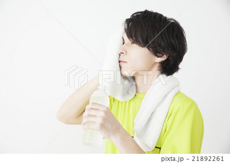 休憩しながら水を飲むだ男性 休憩しながら水を飲むだ男性 21892261