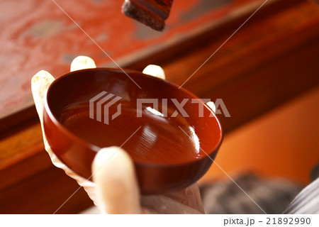 漆を塗る　漆器　伝統工芸　作業　女性　美術　アート 21892990