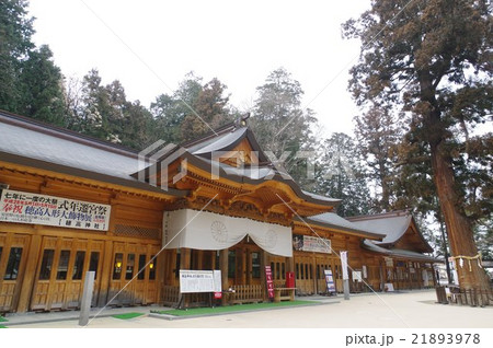 信州　安曇野　穂高神社　拝殿俯瞰　安曇野観光の中心的存在　古代海洋民族の安曇族が創始した神社 21893978