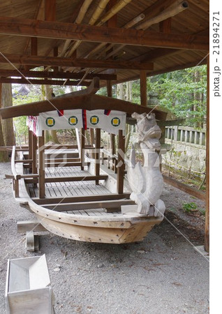信州　安曇野　穂高神社の神船　平安時代風木造屋形船　穂高丸　安曇野観光の中心的存在 21894271