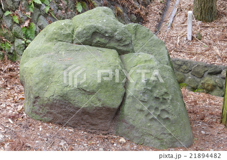 信州　下諏訪の文化財　矢除石　武田信玄が信仰した矢が当たらない霊力のある石 21894482
