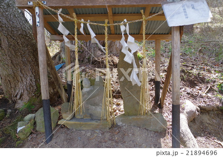 信州　安曇野　明科柏尾の抱擁道祖神（信州　安曇野の道祖神、石造文化財）　子孫繁栄を祈った道祖神？ 21894696