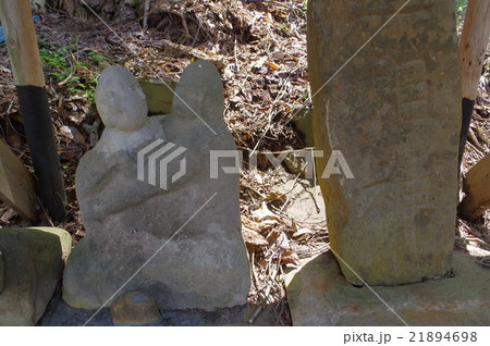 信州　安曇野　明科柏尾の抱擁道祖神　横（信州　安曇野の道祖神、石造文化財）　子孫繁栄を祈った道祖神？ 21894698