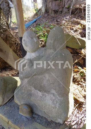 信州　安曇野　明科柏尾の抱擁道祖神　俯瞰（安曇野の道祖神、石造文化財）　子孫繁栄を祈った道祖神？ 21894699