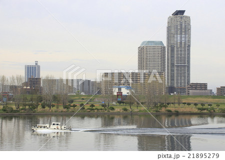 荒川と川口市の高層マンション群の写真素材 荒川と川口市の高層マンション群の写真素材