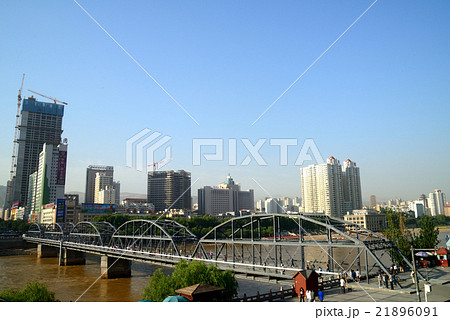 甘粛省蘭州にある蘭州黄河鉄橋(蘭州鉄橋)は黄河に最初に架けられた鉄橋として有名です 甘粛省蘭州にある蘭州黄河鉄橋(蘭州鉄橋)は黄河に最初に架けられた鉄橋として有名です 21896091