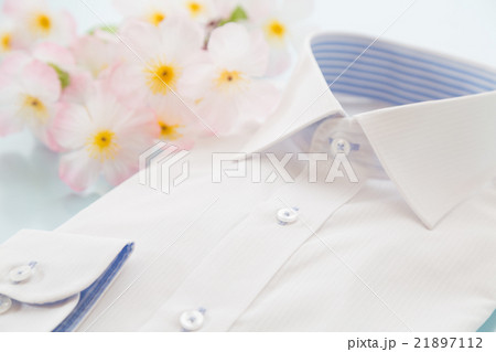 新しいシャツと桜　春イメージ 21897112
