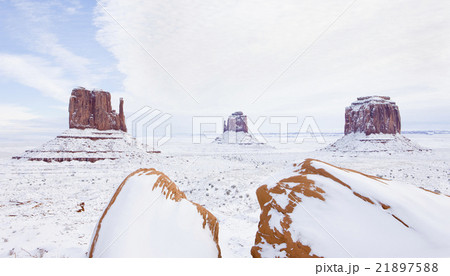 winter Mittens and Merrick Butte, Monument Valley 21897588