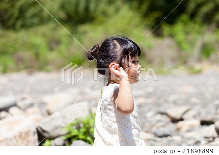 川遊びする女児 21898899
