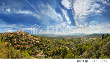 Wide angle panoramic view of Gordes 21899335