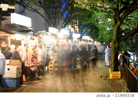 客でにぎわう夜の中洲の屋台　１ 21900516