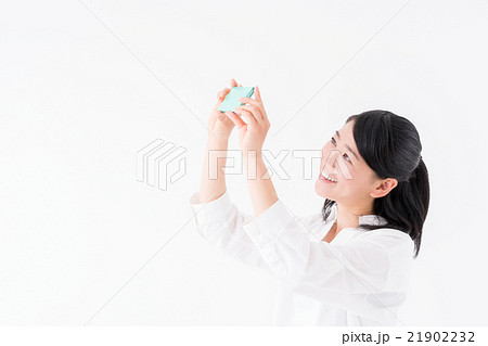 スマホで写真を撮る女性 スマホで写真を撮る女性 21902232