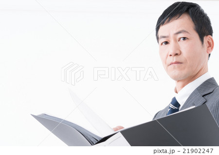 厳しい表情のビジネスマン 21902247
