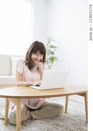 ライフスタイル　若い女性 21903159