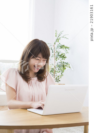 ライフスタイル 若い女性 ライフスタイル 若い女性 21903161