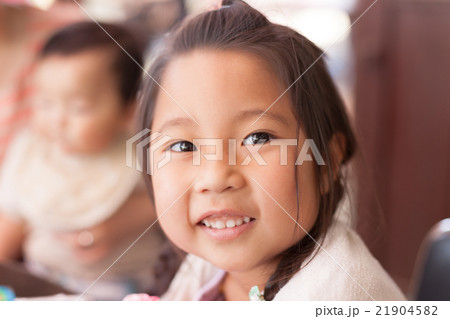 8 months old　&　5 years old 21904582