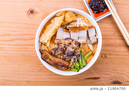 Spicy curry noodle with roast pork and cockles 21904700