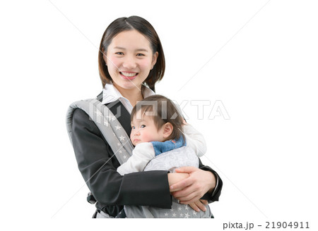 乳児を抱いているビジネススーツ姿の若い母親 21904911