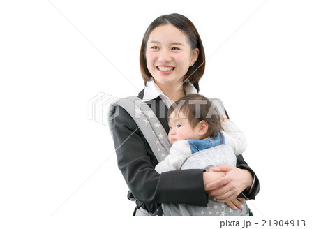 乳児を抱いているビジネススーツ姿の若い母親 21904913