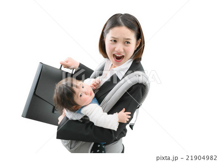 乳児を抱いて走っているビジネススーツ姿の若い母親 乳児を抱いて走っているビジネススーツ姿の若い母親 21904982