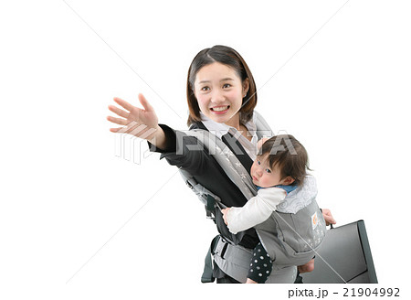 乳児を抱いて走っているビジネススーツ姿の若い母親 21904992