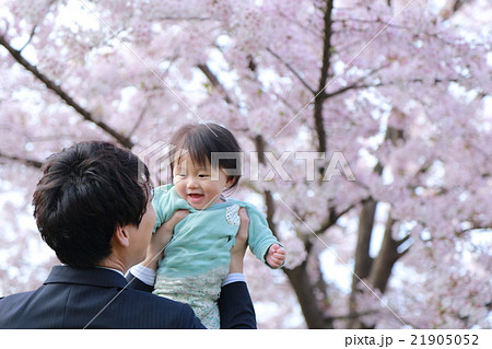 入園式 父娘 日常 赤ちゃん パパ 子供 娘 0歳 カジュアル スーツビジネス ライフスタイル の写真素材