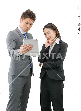 ビジネススーツを着ている20代のキャリアウーマンとビジネスマンの白バックイメージ 21905339