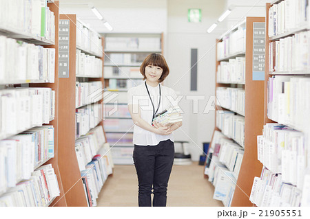 図書館で働く女性 21905551