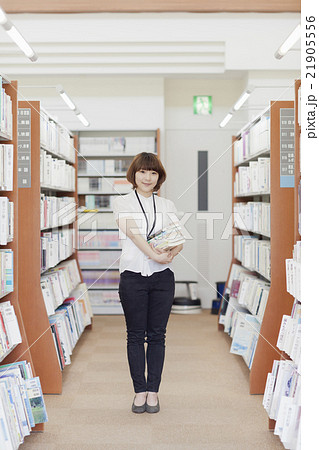 図書館で働く女性 21905556