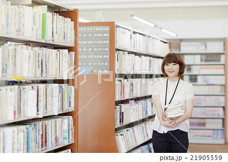 図書館で働く女性 21905559