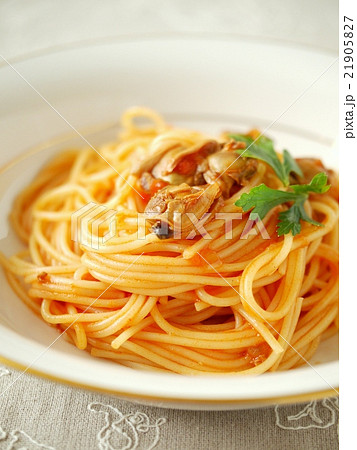 ボンゴレロッソ　　リネン背景　（アップ） 21905827