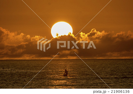 サップで夕日を眺める 21906136