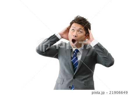 ビジネススーツを着ている30代のビジネスマンの白バックイメージ 21906649