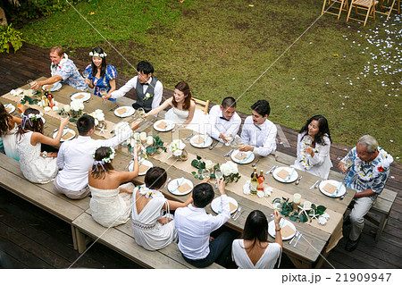 ハウスウェディングをする新婚夫婦 21909947