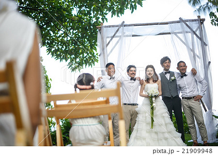 ハウスウェディングをする新婚夫婦の写真素材 ハウスウェディングをする新婚夫婦の写真素材