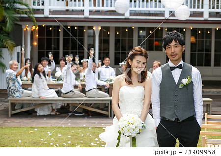 ハウスウェディングをする新婚夫婦の写真素材 ハウスウェディングをする新婚夫婦の写真素材