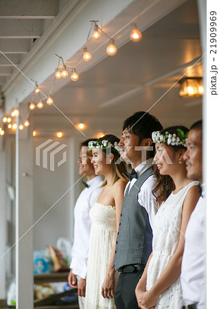 ハウスウェディングをする新婚夫婦 ハウスウェディングをする新婚夫婦 21909969