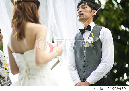 結婚式を行う新郎新婦 結婚式を行う新郎新婦 21909970
