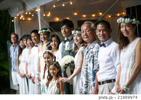 ハウスウェディングをする新婚夫婦 ハウスウェディングをする新婚夫婦 21909974