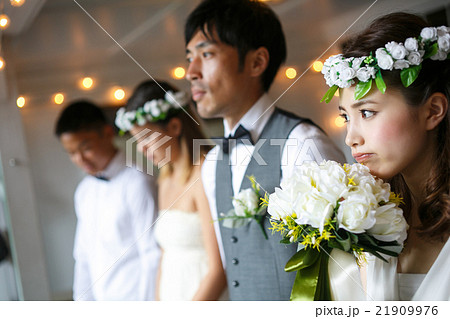 ハウスウェディングをする新婚夫婦 21909976